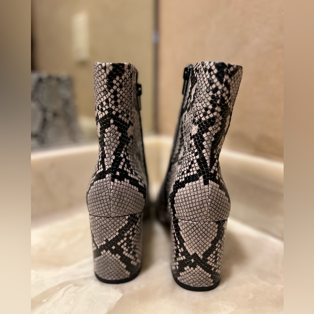 NEW AQUA Womens Beige Snake Print Padded Marlo Pointed Toe Block Heel Boot sz 7 - Picture 4 of 9